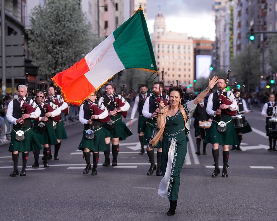 Vista del desfile de San Patricio por la Gran Vía madrileña con una abanderada con la enseña de Irlanda.