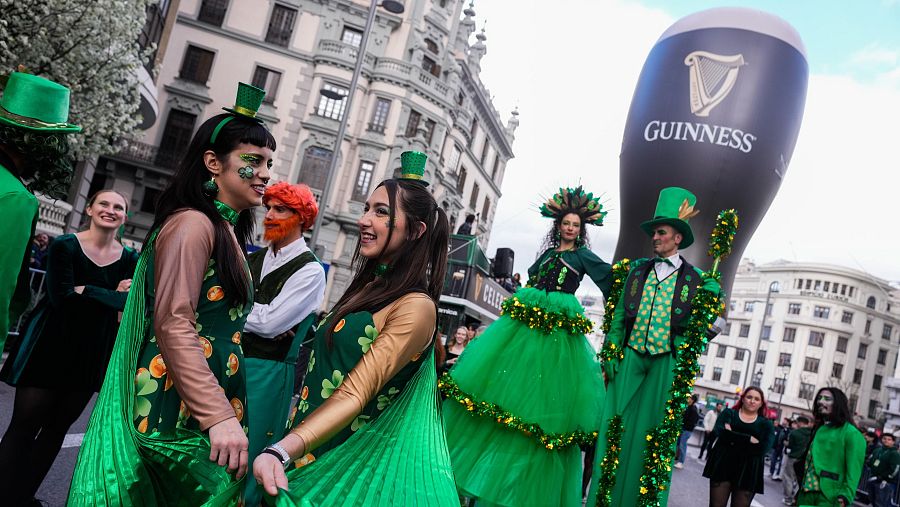 Vista del desfile de San Patricio por la Gran Vía madrileña.