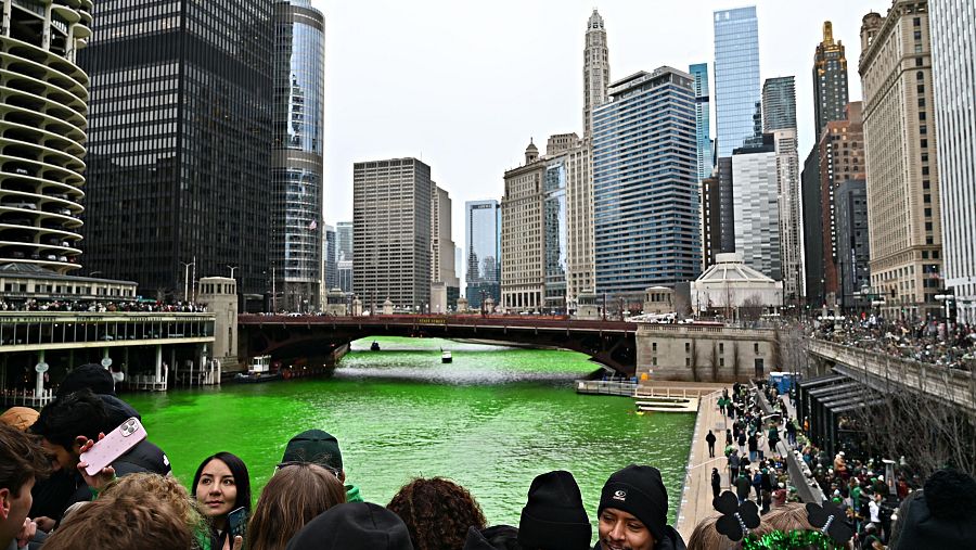 El río Chicago se vuelve verde esmeralda el día de San Patricio.