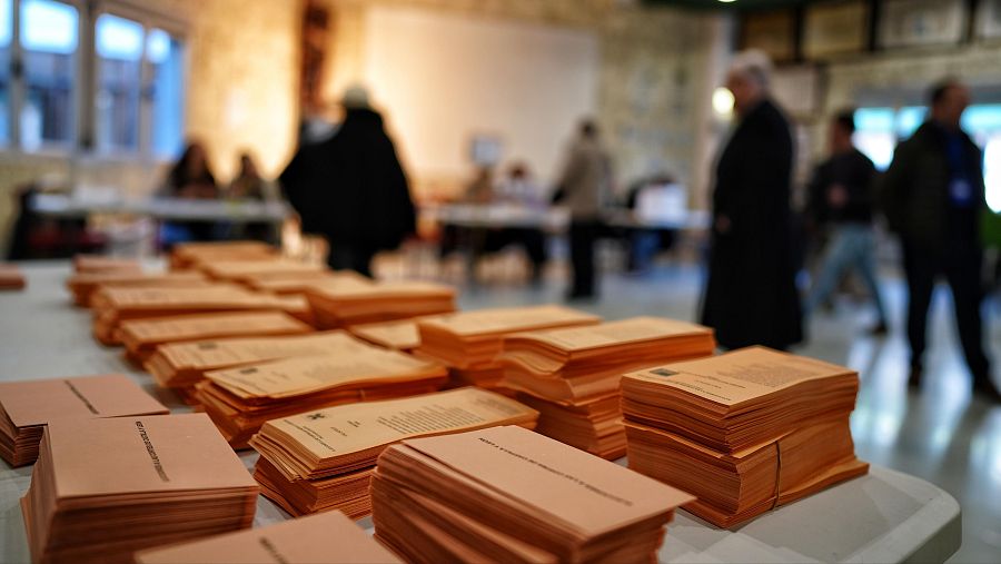 Papeletas y sobres dispuestos en una mesa electoral de los comicios en Castilla y León
