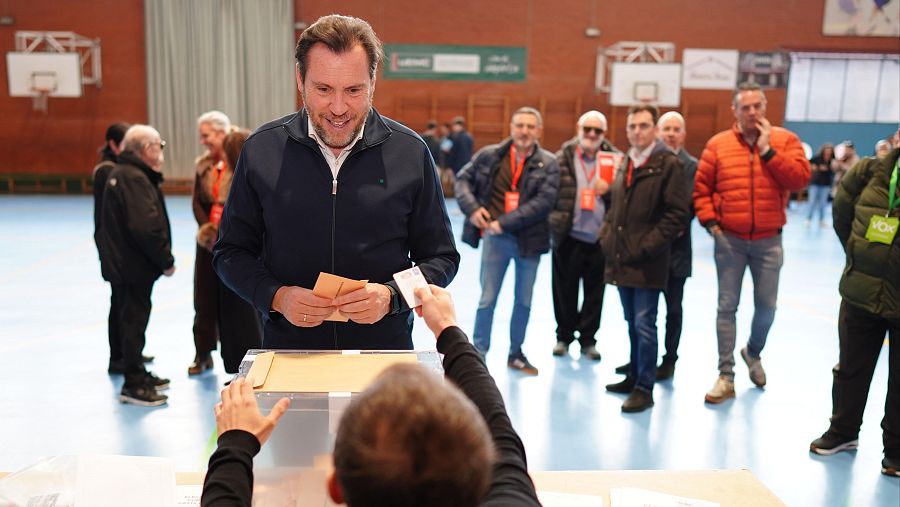 El ministro de Transportes, Óscar Puente, es increpado por un apoderado de Vox cuando ha ido a votar