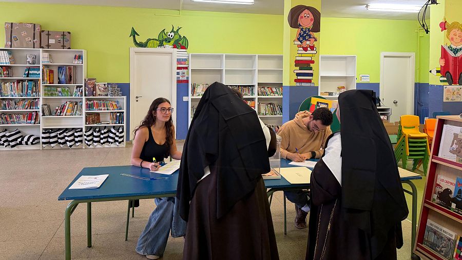 Las monjas ejercen su derecho al voto en el colegio El Pradillo