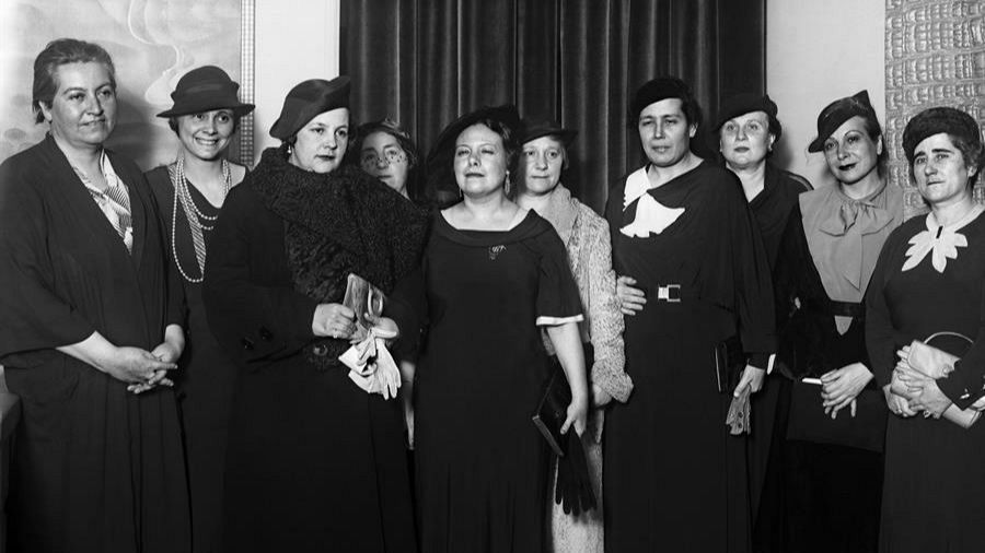 Clara Campoamor (1ª dcha) y Victoria Kent (4ª dcha) junto a otras mujeres en el Lyceum Club