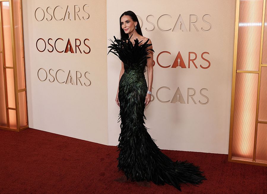 Demi Moore, en la alfombra roja de los Oscars. 