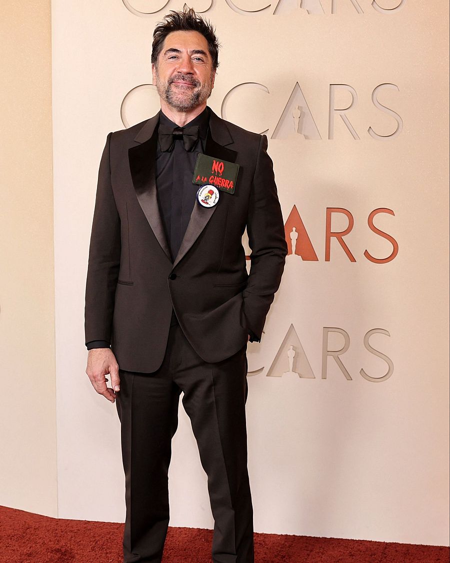 El actor Javier Bardem, en la alfombra roja, luce un traje negro con pajarita y un pin con el mensaje 