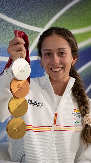Audrey posa con sus cuatro medallas.