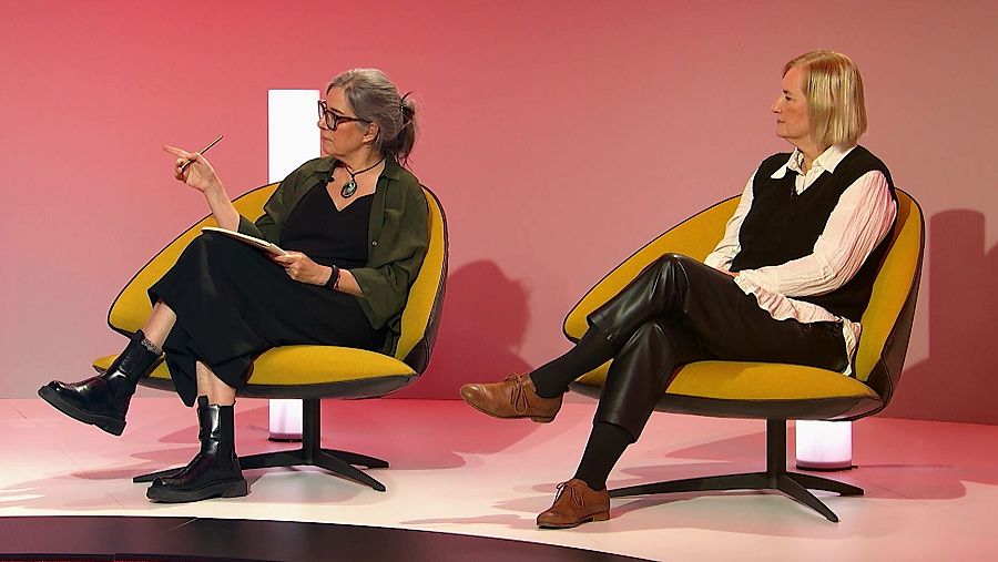 Maria Àngels Cabré i Mar Gaya, al capítol 'Igualtat' d'I tu què faries?'