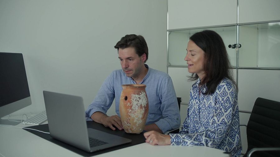 Jelena Ghadri y Christian Templin junto a un modelo de Takotsubo