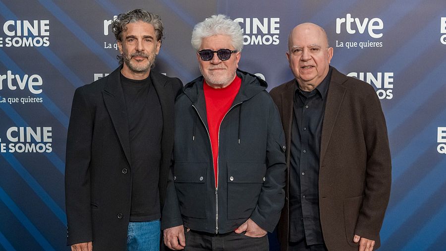 Pedro y Agustín Almodóvar, con Leonardo Sbaraglia