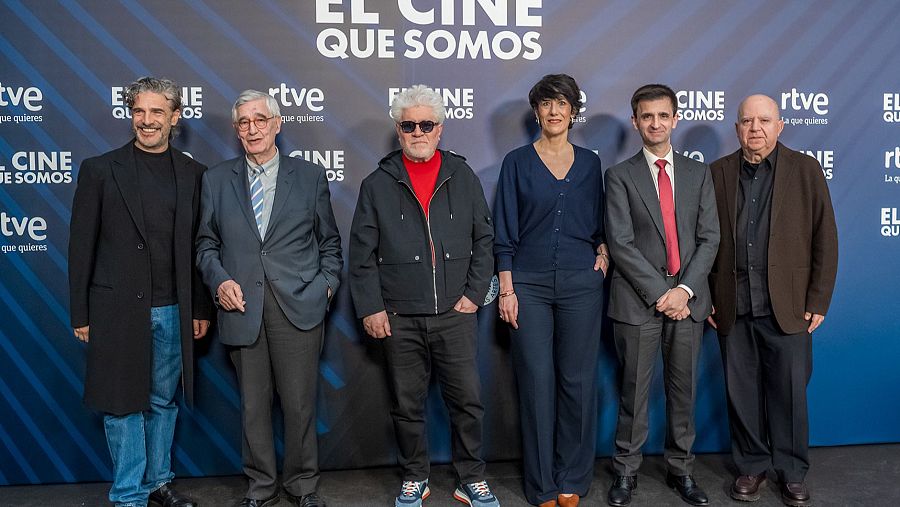 Las autoridades, con Almodóvar, que presentó en el acto su nueva película