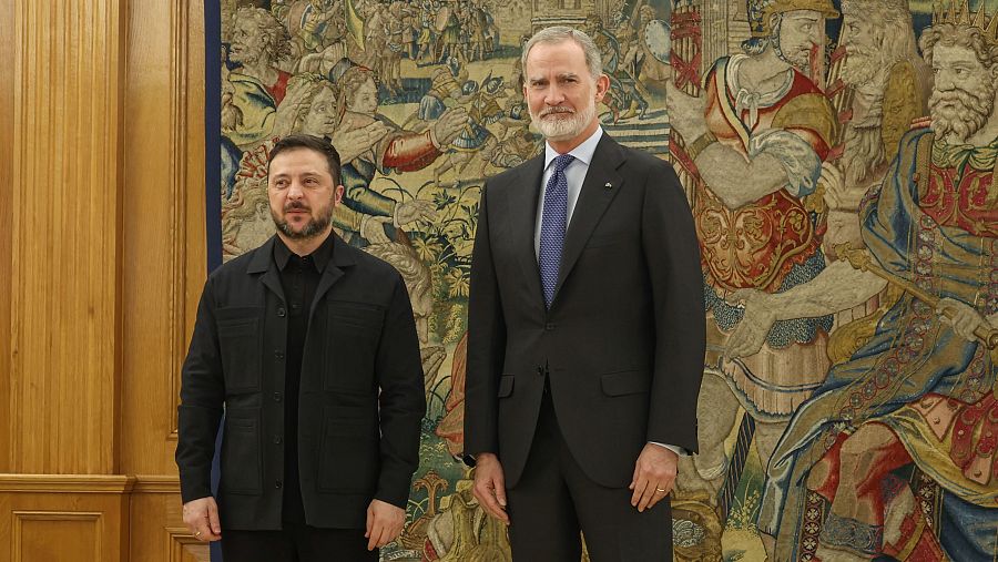 El rey Felipe VI y el presidente de Ucrania, Volodímir Zelenski, durante su encuentro este miércoles en el Palacio de la Zarzuela en Madrid.
