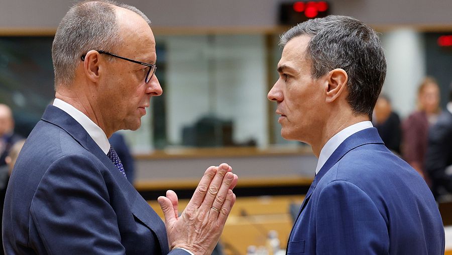 El canciller alemán, Friedrich Merz, conversa con el presidente de España, Pedro Sánchez, a su llegada al Consejo Europeo
