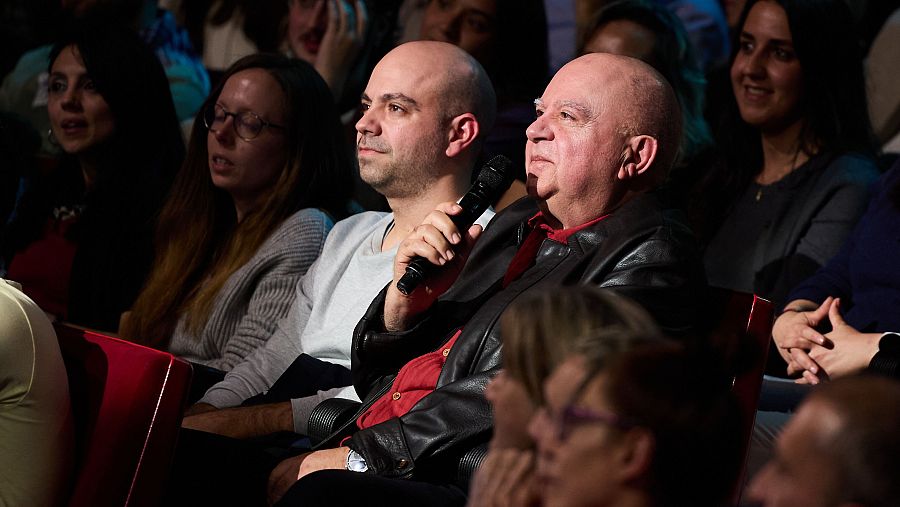 Agustín y Pedro Almodóvar, hermano y sobrino del director manchego, entre el público de La Revuelta 19/03/26