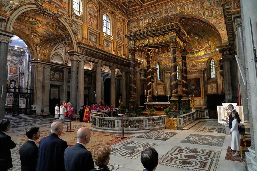 Los reyes en la ceremonia en la que Felipe VI ha tomado posesión del título de protocanónigo de Santa María la Mayor de Roma