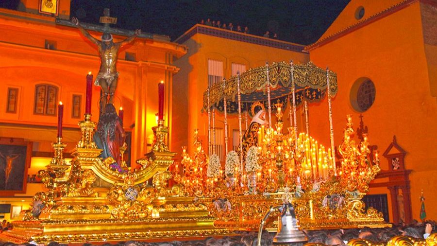 Titulares de la Pontificia y Real Congregación del Santísimo Cristo de la Buena Muerte y Ánimas y Nuestra Señora de la Soledad Coronada en sus tronos