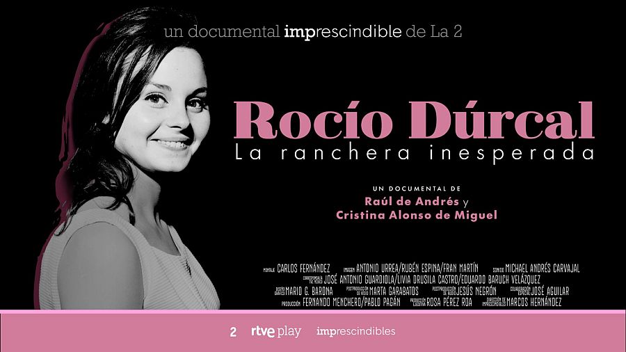 Cartel promocional en blanco y negro con la imagen de una mujer sonriendo. El título del documental, en rosa sobre fondo negro, anuncia 