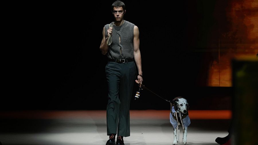 Karla Sofía Gascón desfila en exclusiva para Erroz, la firma que viene del futuro para marcarnos el camino