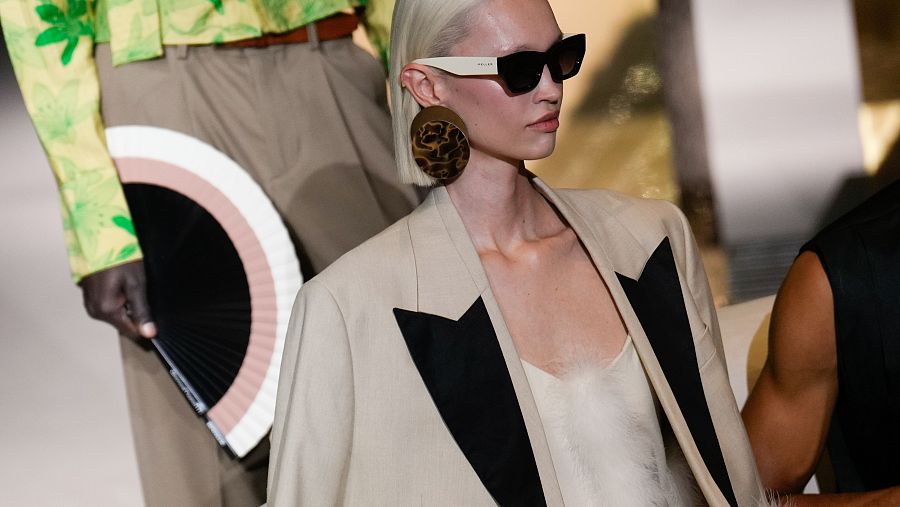 Karla Sofía Gascón desfila en exclusiva para Erroz, la firma que viene del futuro para marcarnos el camino