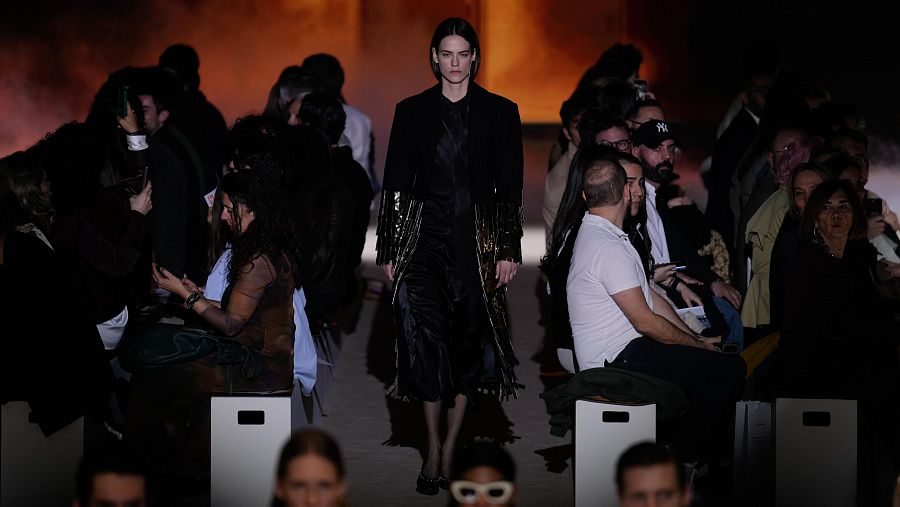 Karla Sofía Gascón desfila en exclusiva para Erroz, la firma que viene del futuro para marcarnos el camino