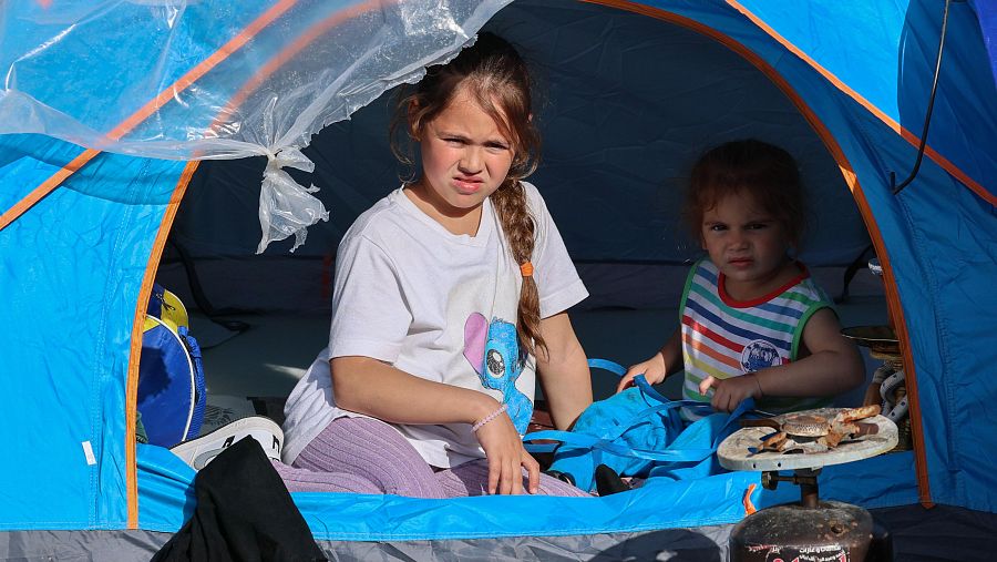 Dos niñas en una tienda en Beirut tras haber sido desplazadas del sur del Líbano por bombardeos israelíes