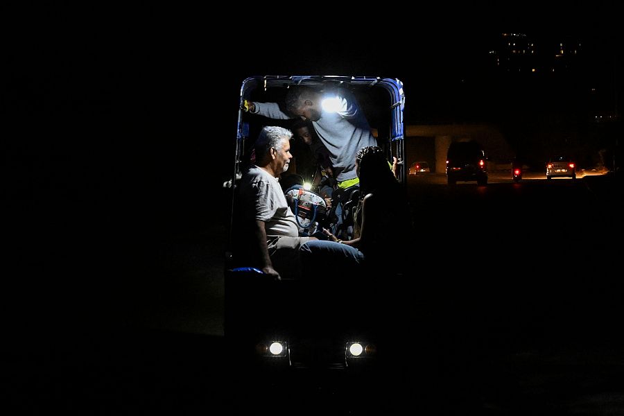 Cubanos conducen a oscuras durante un apagón nacional en La Habana