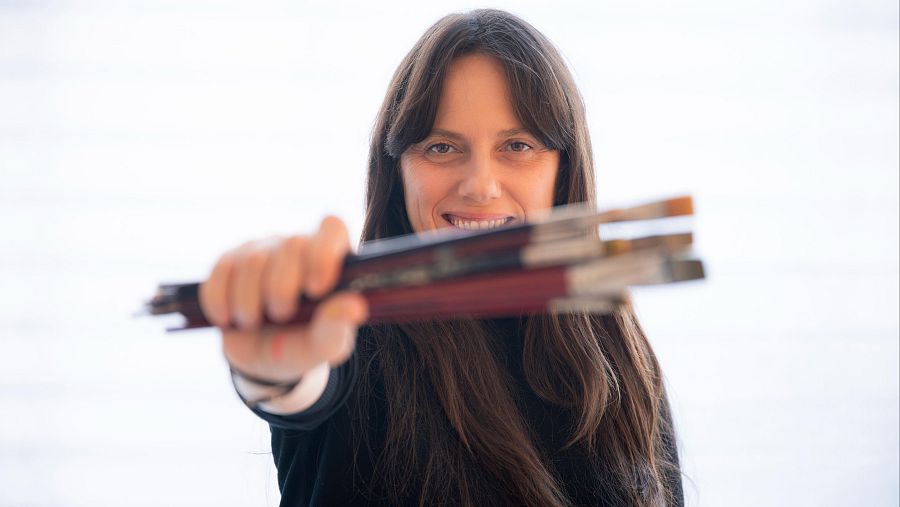 Bea Sarrias interactuava amb la gent mentre feia el quadre i va fer una votació popular.