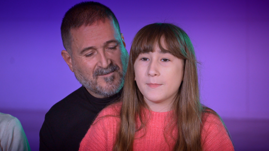 Una de les protagonistes de 'Com et deies abans? I altres preguntes estúpides', acompanyada d'un familiar