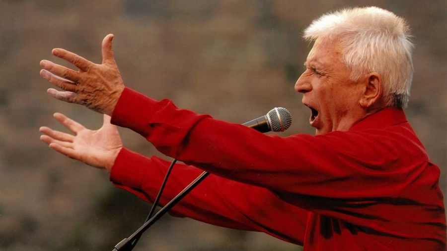 Raimon, cantautor valencià, en un concert