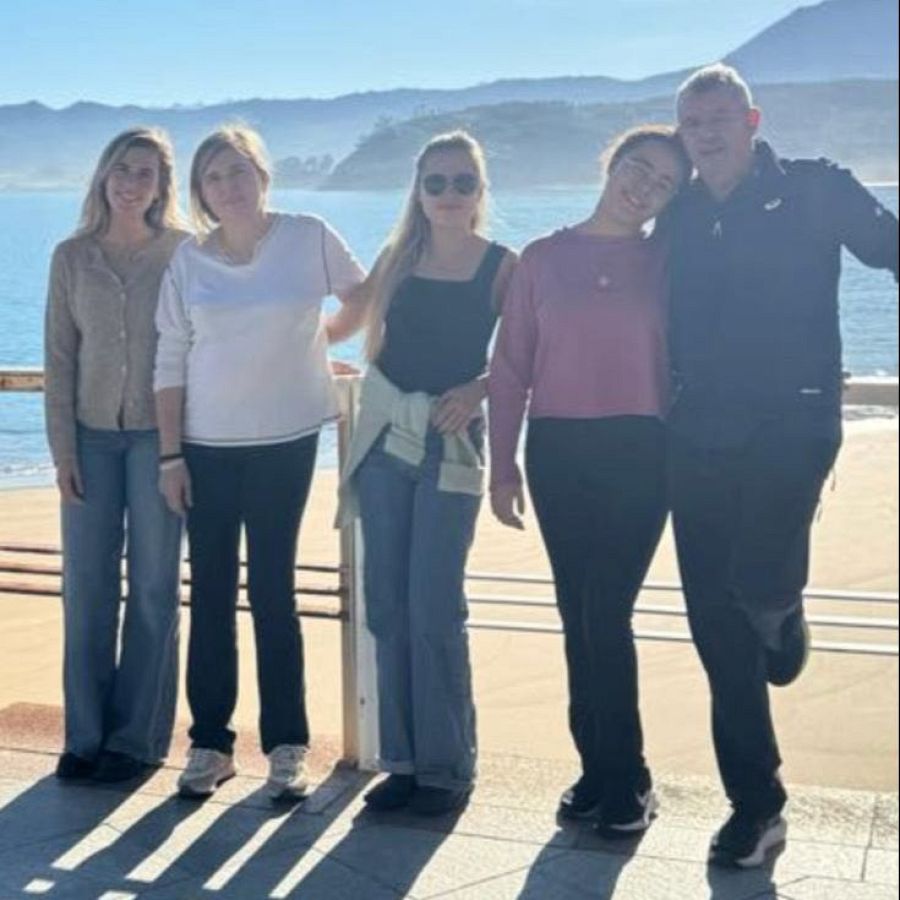 Ezequiel García junto a su mujer y sus tres hijas.