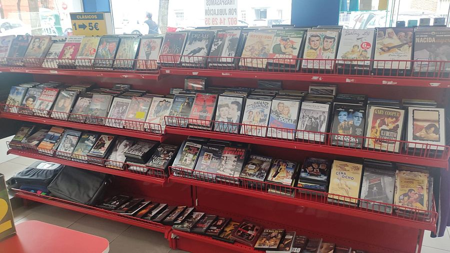 Estante con películas clásicas