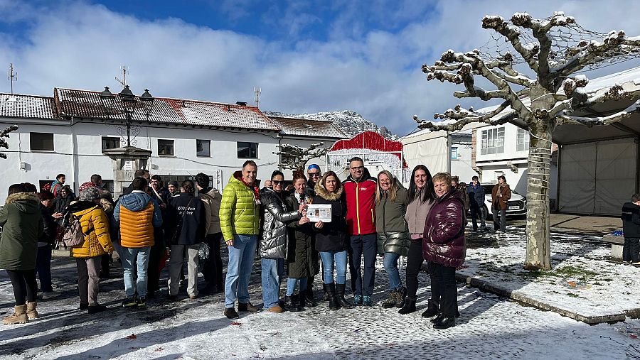 El alcalde junto a un grupo de vecinos y amigos celebrando El Gordo el pasado 22 de diciembre.