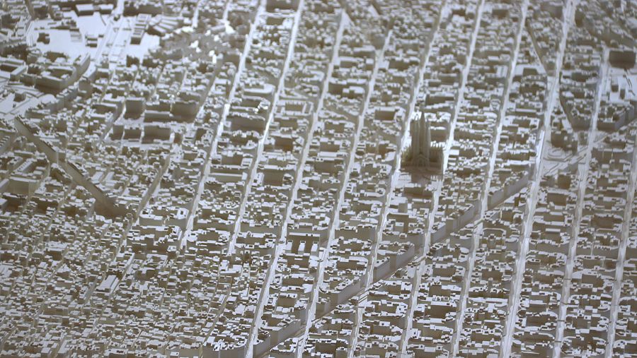 Detall de l'Eixample de Barcelona amb la Sagrada Família en una maqueta