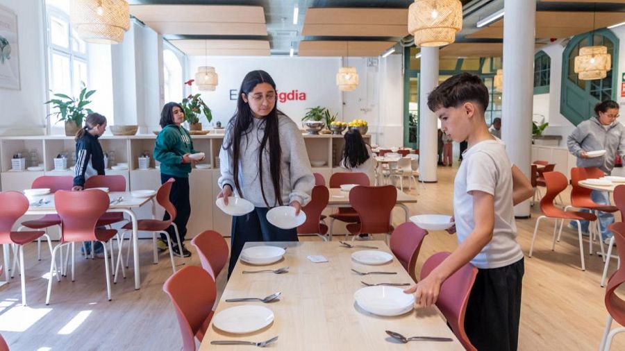 Alumnes i monitors de menjador