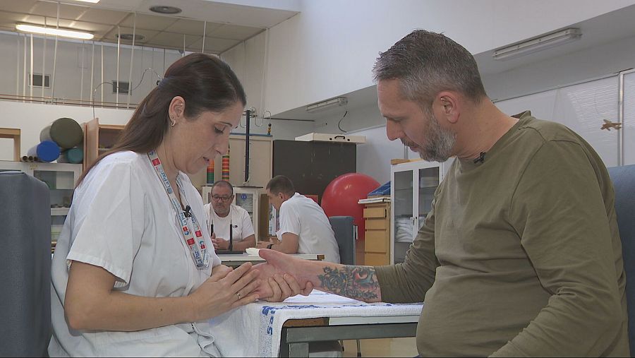 Mihaita, en fisioterapia de la Unidad de la Mano.