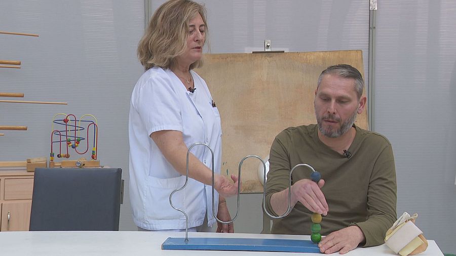 Mihaita, en terapia ocupacional de la Unidad de la Mano.