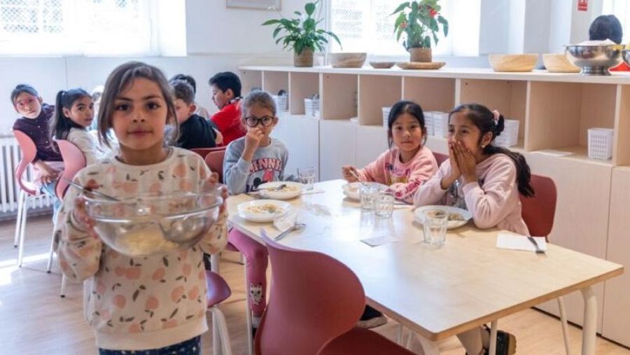 Alumnes en el nou menjador escolar