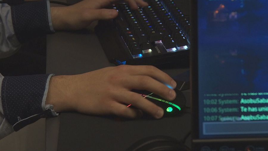 Un home de 40 anys es va fer passar per un menor durant vuit mesos per contactar amb un nen de només 8 anys a través d'un videojoc