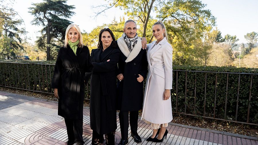 Los jueces y Patricia Montero, con Alicia García Cabrera, en otro momento de la final