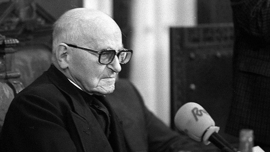 El padre Barandiarán pronunciando el pregón de apertura del XIX Certamen Internacional de Masas Corales de Tolosa (1987)