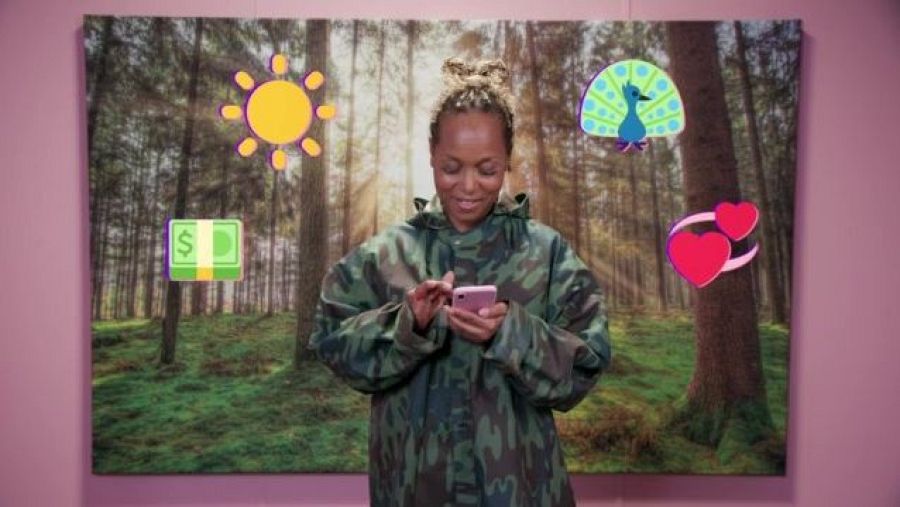 Mujer usando el móvil rodeada de iconos de recompensas digitales