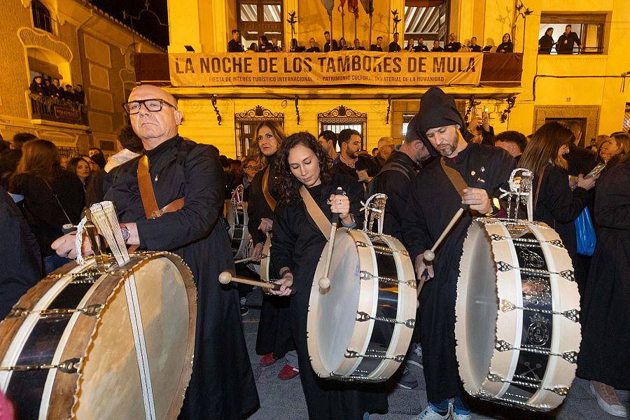 Miles de tamboristas tocan el tambor en la plaza del Ayuntamiento de Mula