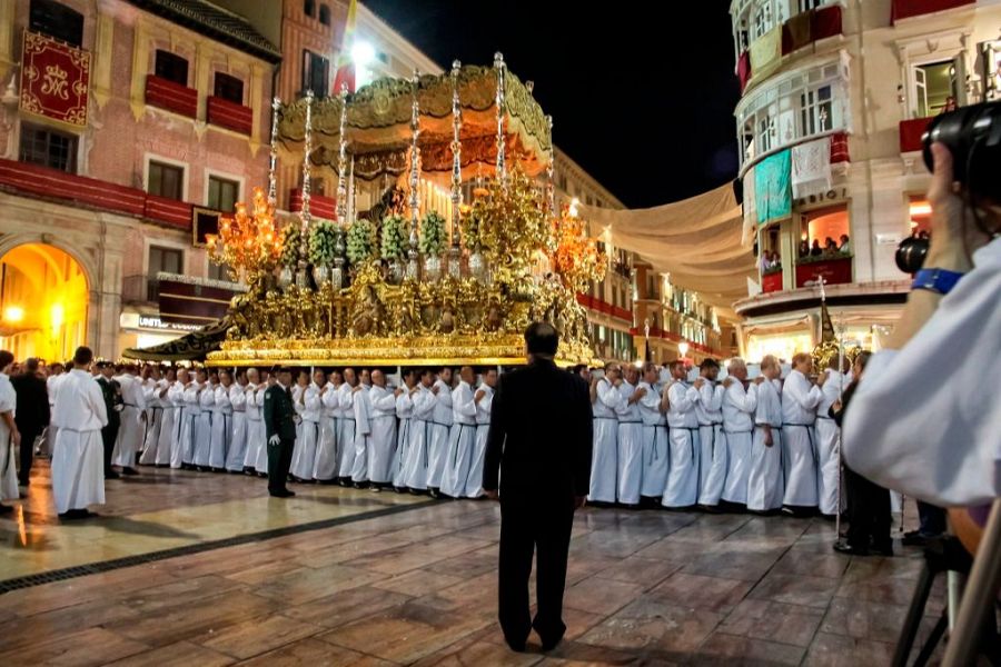 Trono de la Virgen de la Esperanza en salida procesional