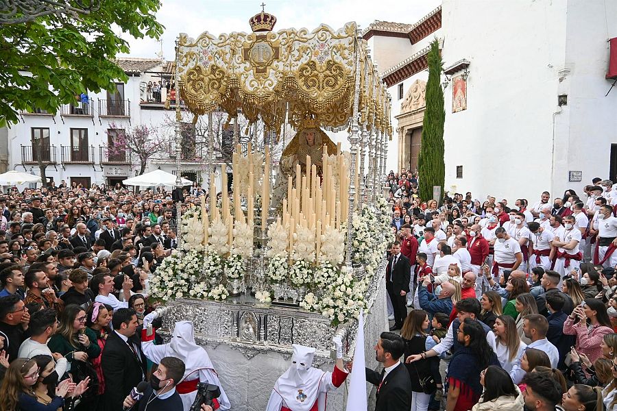 Procesión de La Aurora en las calles del barrio granadino del Albaycín