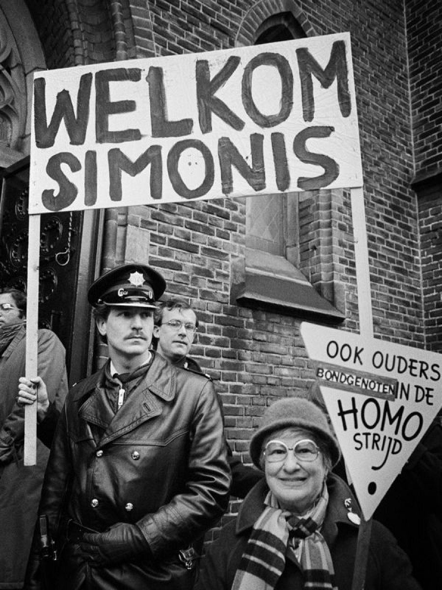 Mother protests during the installation of Bishop Simonis as Archbishop of Utrecht (Erwin Olaf, 1983)