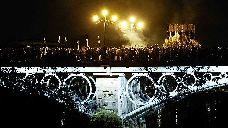 Virgen Esperanza de Triana cruzando el puente de Triana