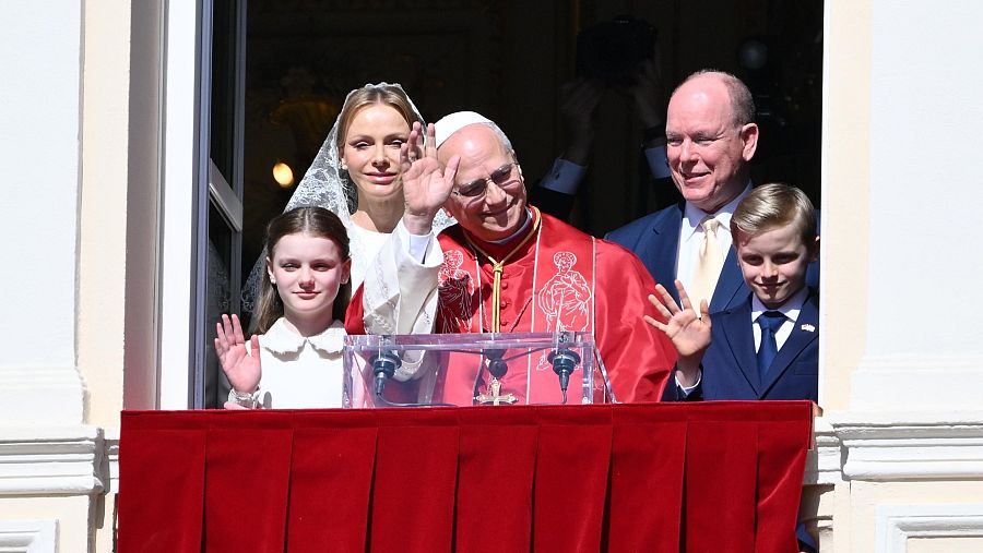 León XIV, junto al Príncipe Alberto II de Mónaco, su esposa la Princesa Charlene y sus hijos Gabriella (izquierda) y Jacques, saludan a los fieles