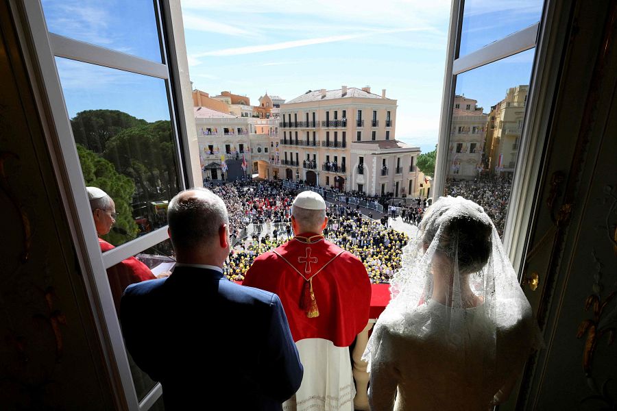 León XIV junto a Alberto II de Mónaco y Charlene de Mónaco, mirando desde el balcón del Palacio del Príncipe de Mónaco