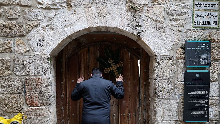 Puerta cerrada de la Iglesia del Santo Sepulcro