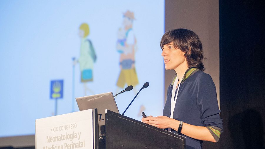 Laura Cambra Rufino, profesora de la Universidad Politécnica de Madrid, impartiendo una conferencia.