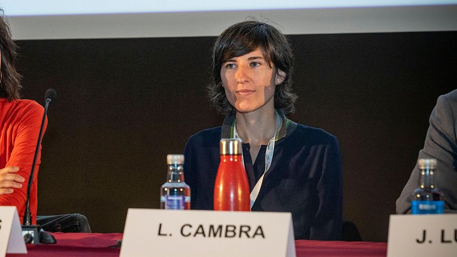 La investigadora Laura Cambra Rufino participando en un congreso.